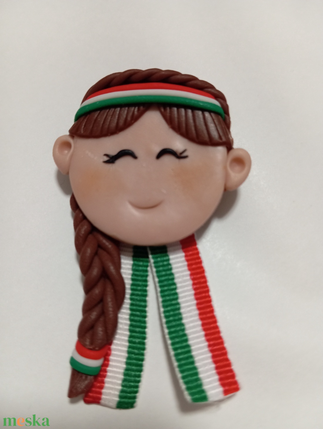 Magyar leányka trikolor kitűző fufrus  - ékszer - kitűző és bross - Meska.hu