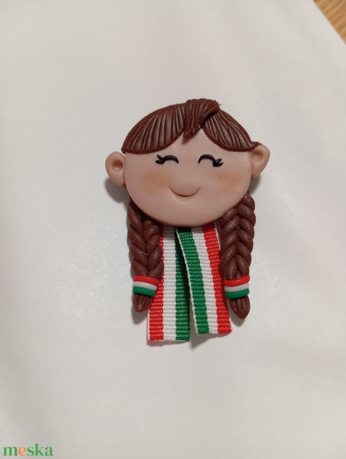 Magyar leányka trikolor kitűző fufrus  - ékszer - kitűző és bross - Meska.hu