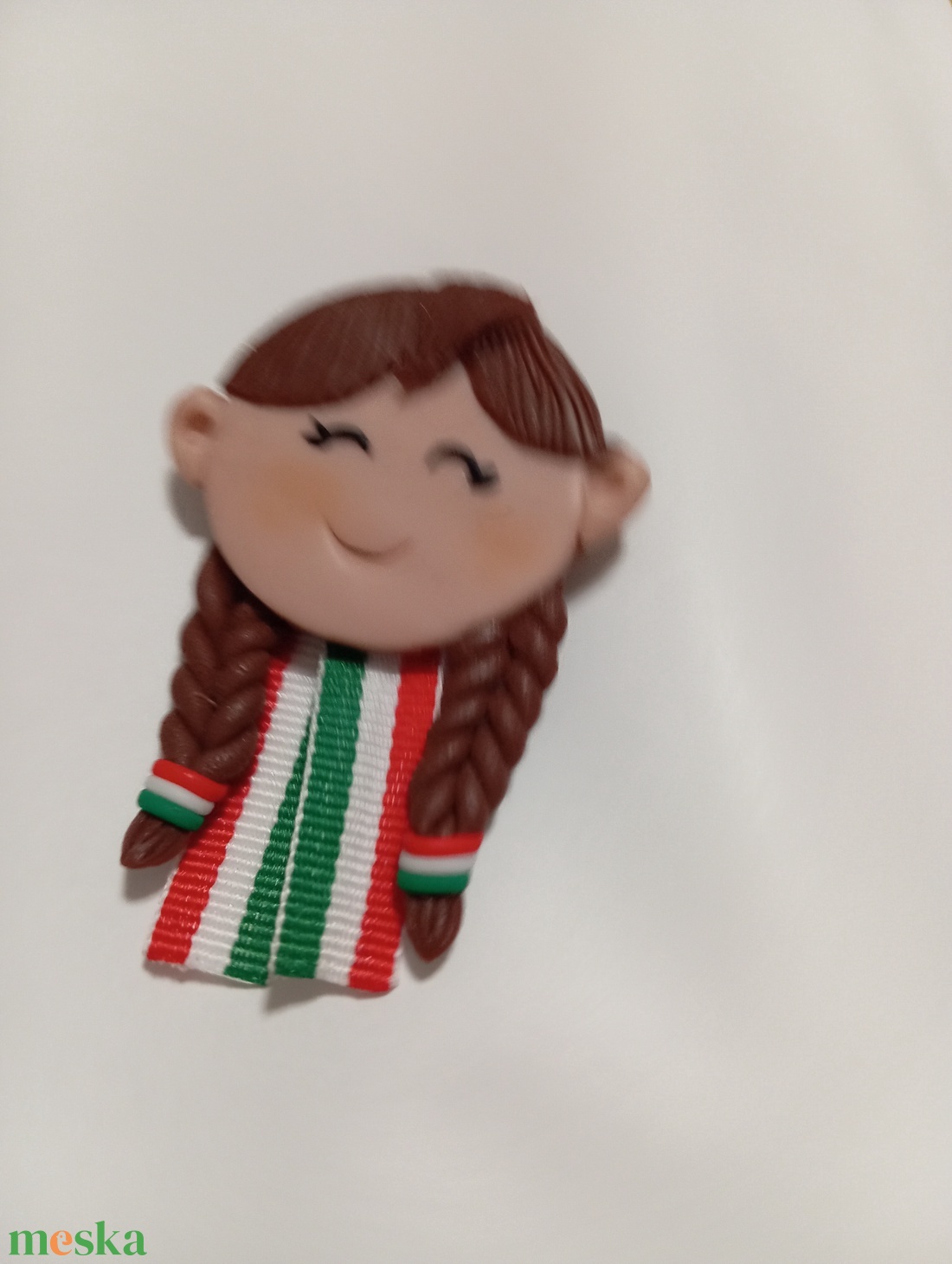 Magyar leányka trikolor kitűző fufrus  - ékszer - kitűző és bross - Meska.hu