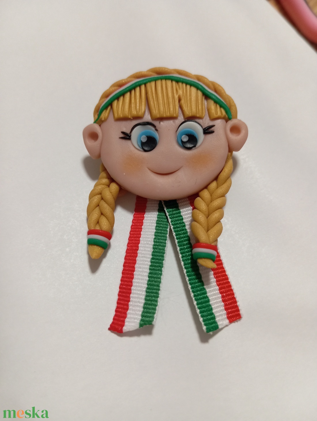 Magyar leányka trikolor kitűző fufrus  - ékszer - kitűző és bross - Meska.hu