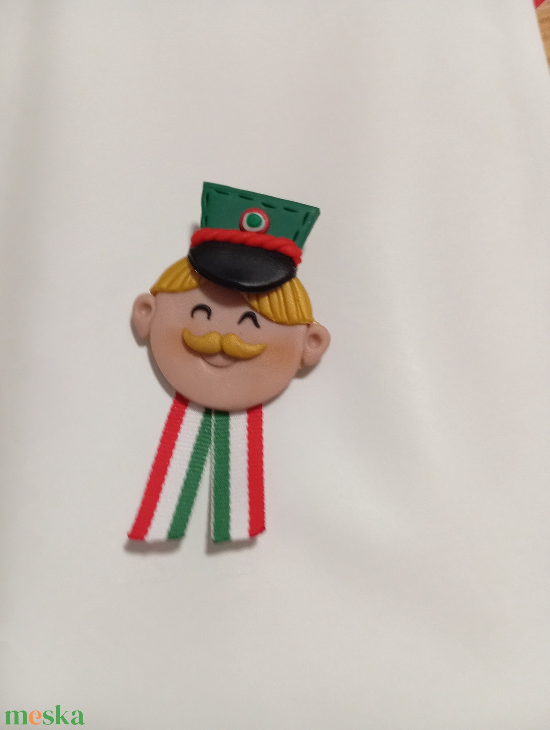 Magyar leányka trikolor kitűző fufrus  - ékszer - kitűző és bross - Meska.hu