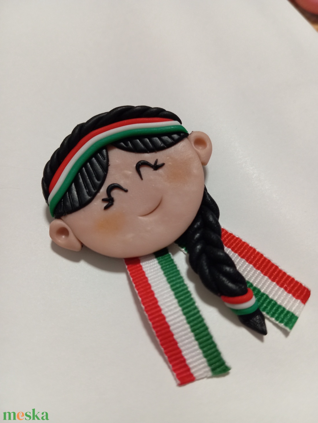 Magyar leányka trikolor kitűző fufrus  - ékszer - kitűző és bross - Meska.hu