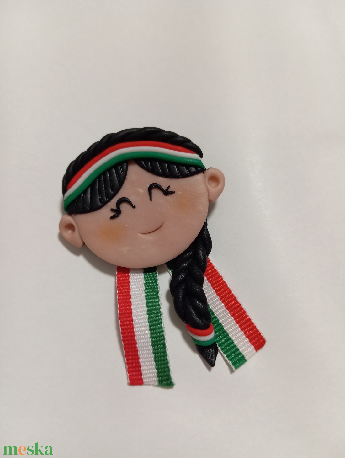 Magyar leányka trikolor kitűző fufrus  - ékszer - kitűző és bross - Meska.hu