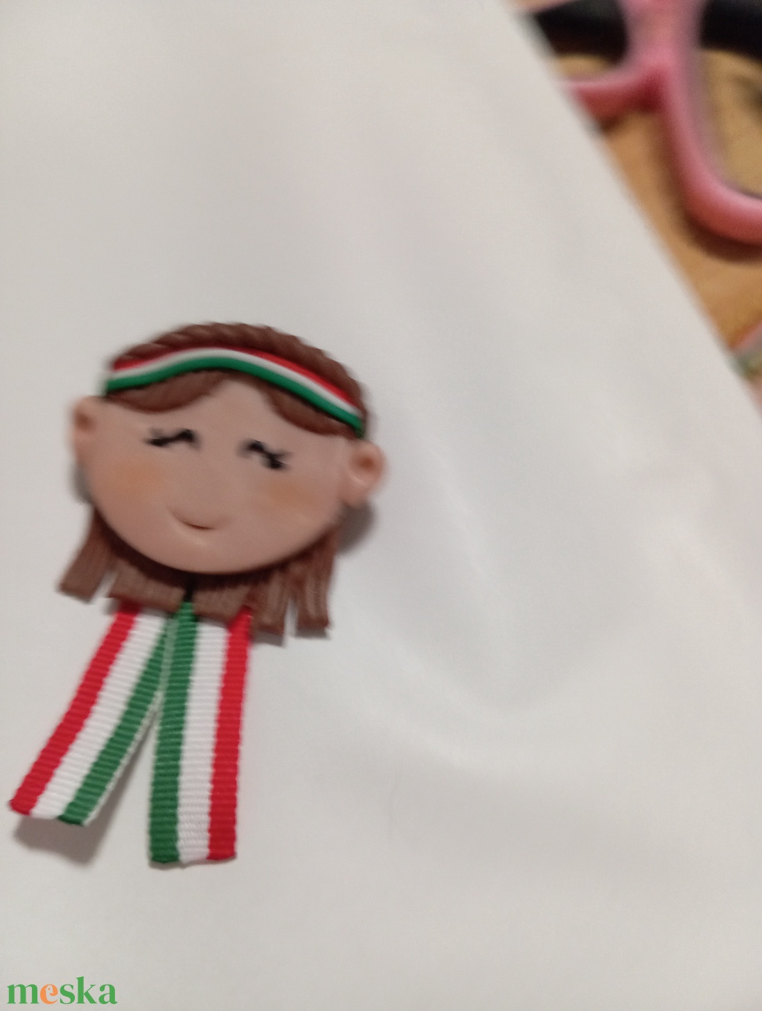 Magyar leányka trikolor kitűző fufrus  - ékszer - kitűző és bross - Meska.hu