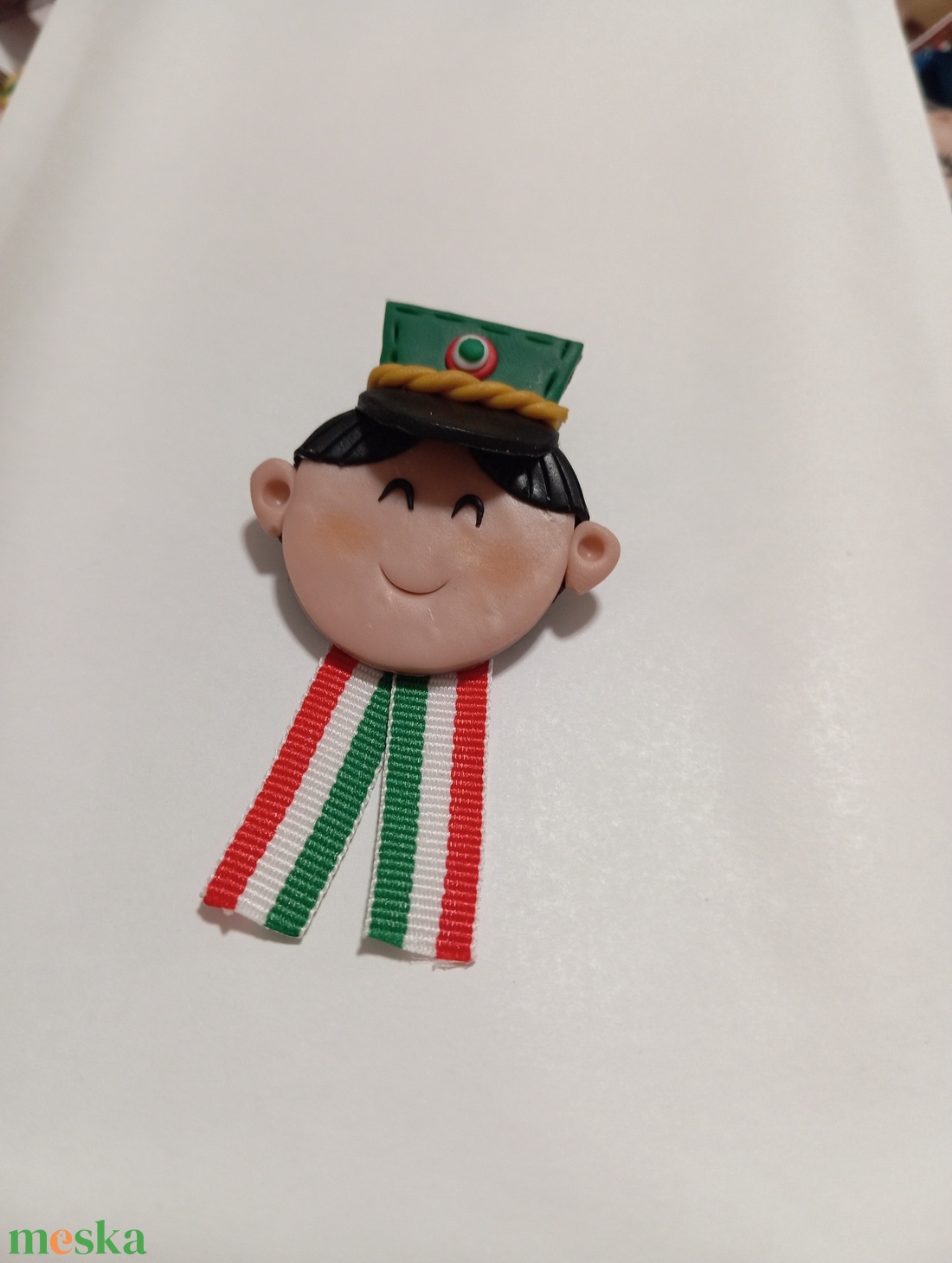 Magyar leányka trikolor kitűző fufrus  - ékszer - kitűző és bross - Meska.hu