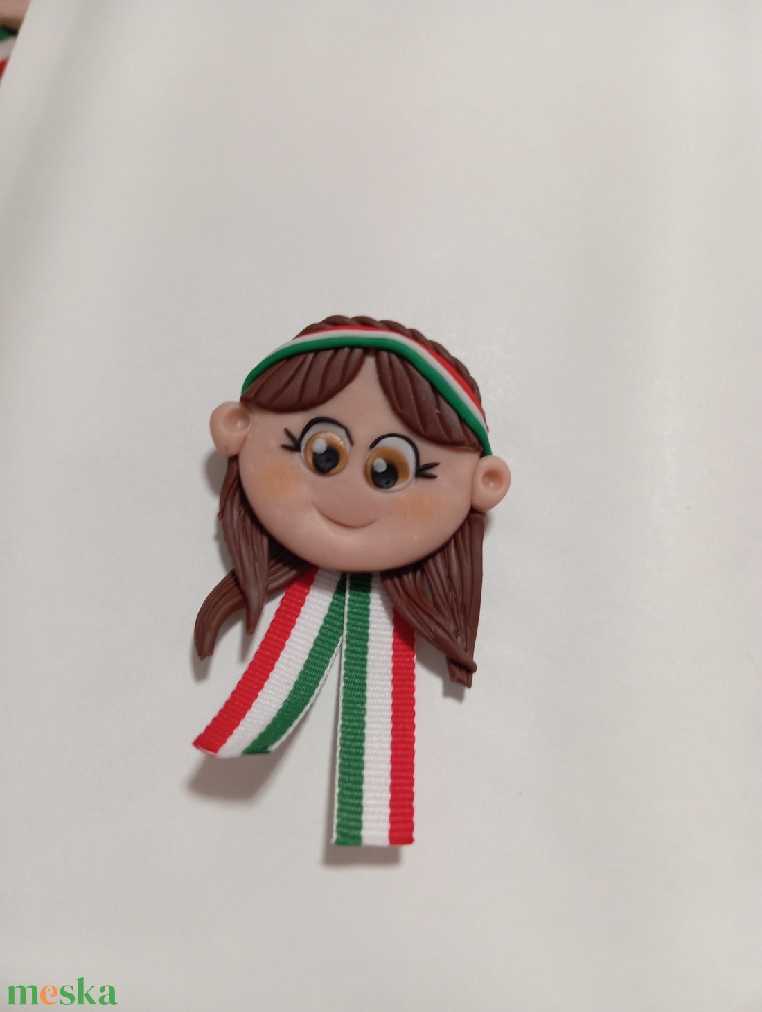 Magyar leányka trikolor kitűző fufrus  - ékszer - kitűző és bross - Meska.hu