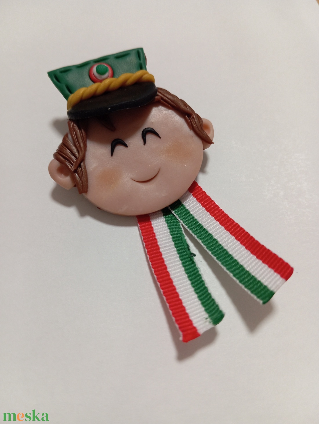 Magyar leányka trikolor kitűző fufrus  - ékszer - kitűző és bross - Meska.hu