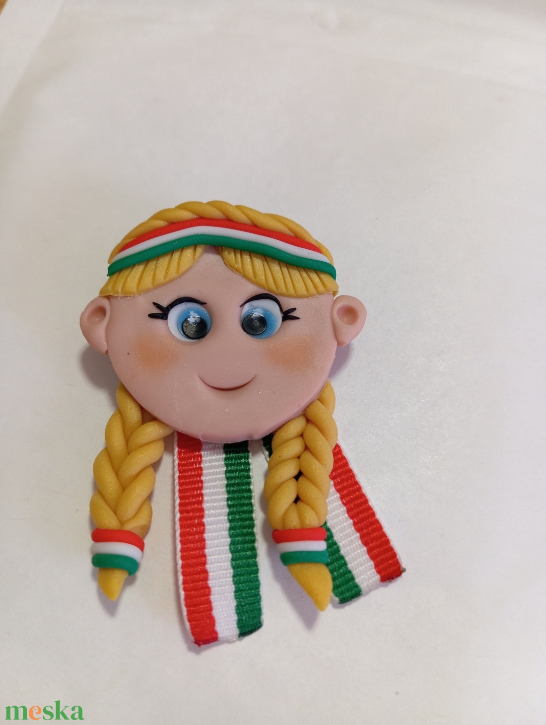 Magyar leányka trikolor kitűző fufrus  - ékszer - kitűző és bross - Meska.hu