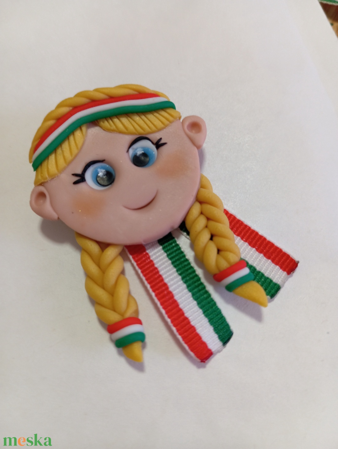 Magyar leányka trikolor kitűző fufrus  - ékszer - kitűző és bross - Meska.hu