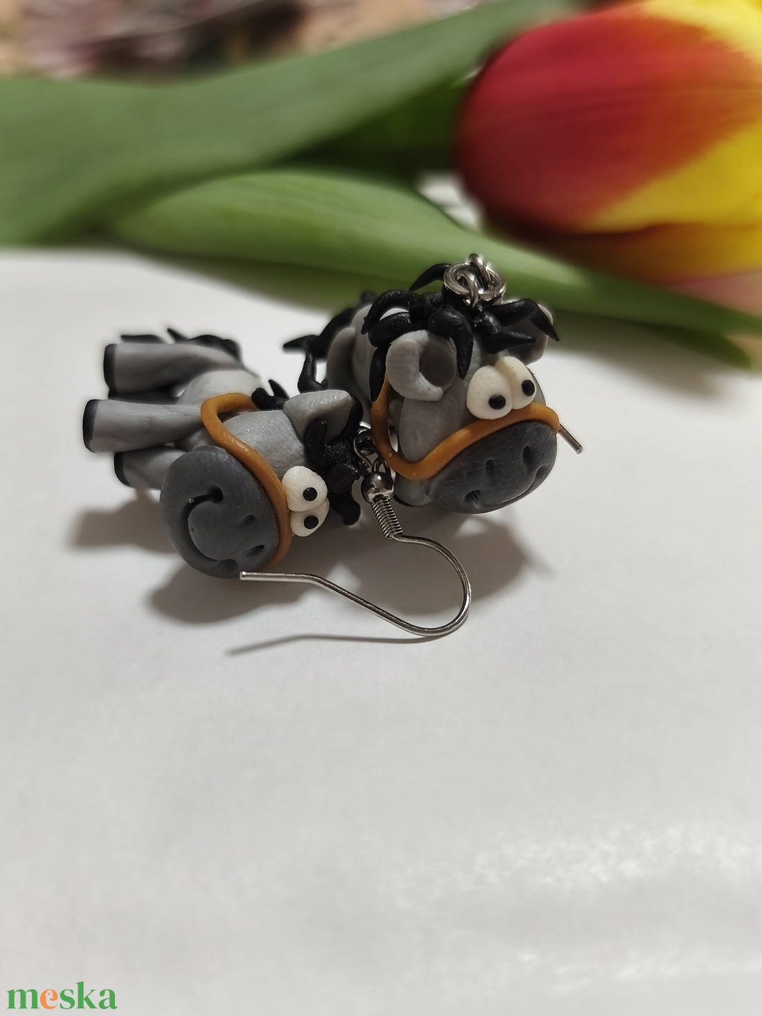 Szürke lovacska fülbevaló  - ékszer - fülbevaló - lógó fülbevaló - Meska.hu