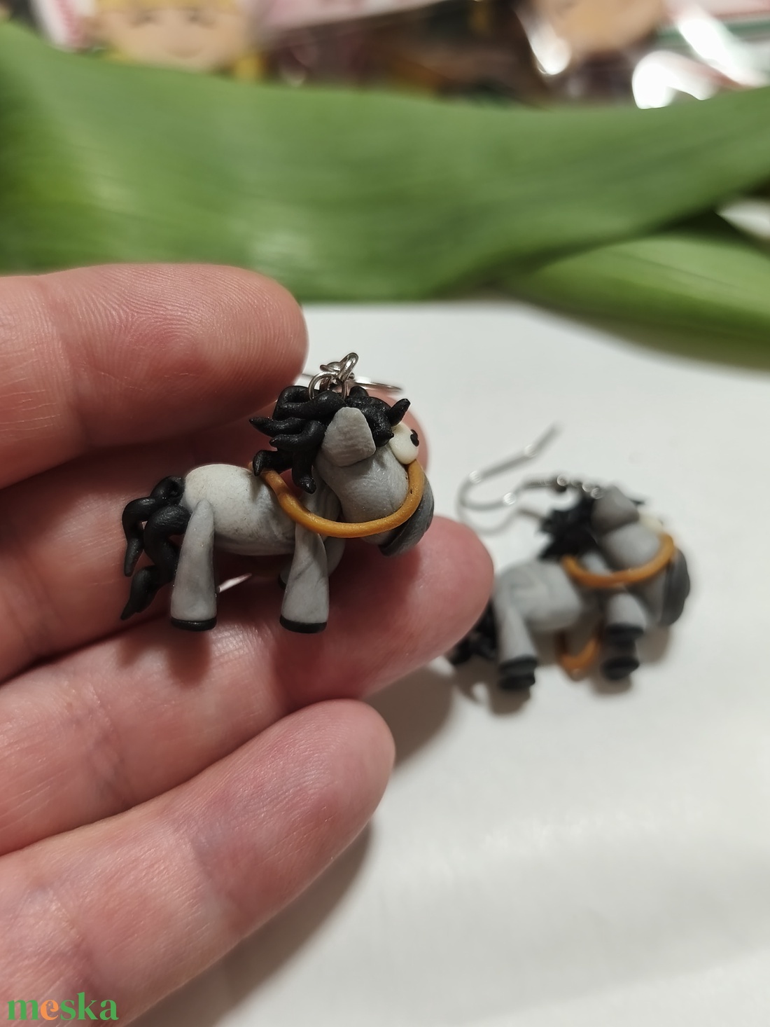 Szürke lovacska fülbevaló  - ékszer - fülbevaló - lógó fülbevaló - Meska.hu