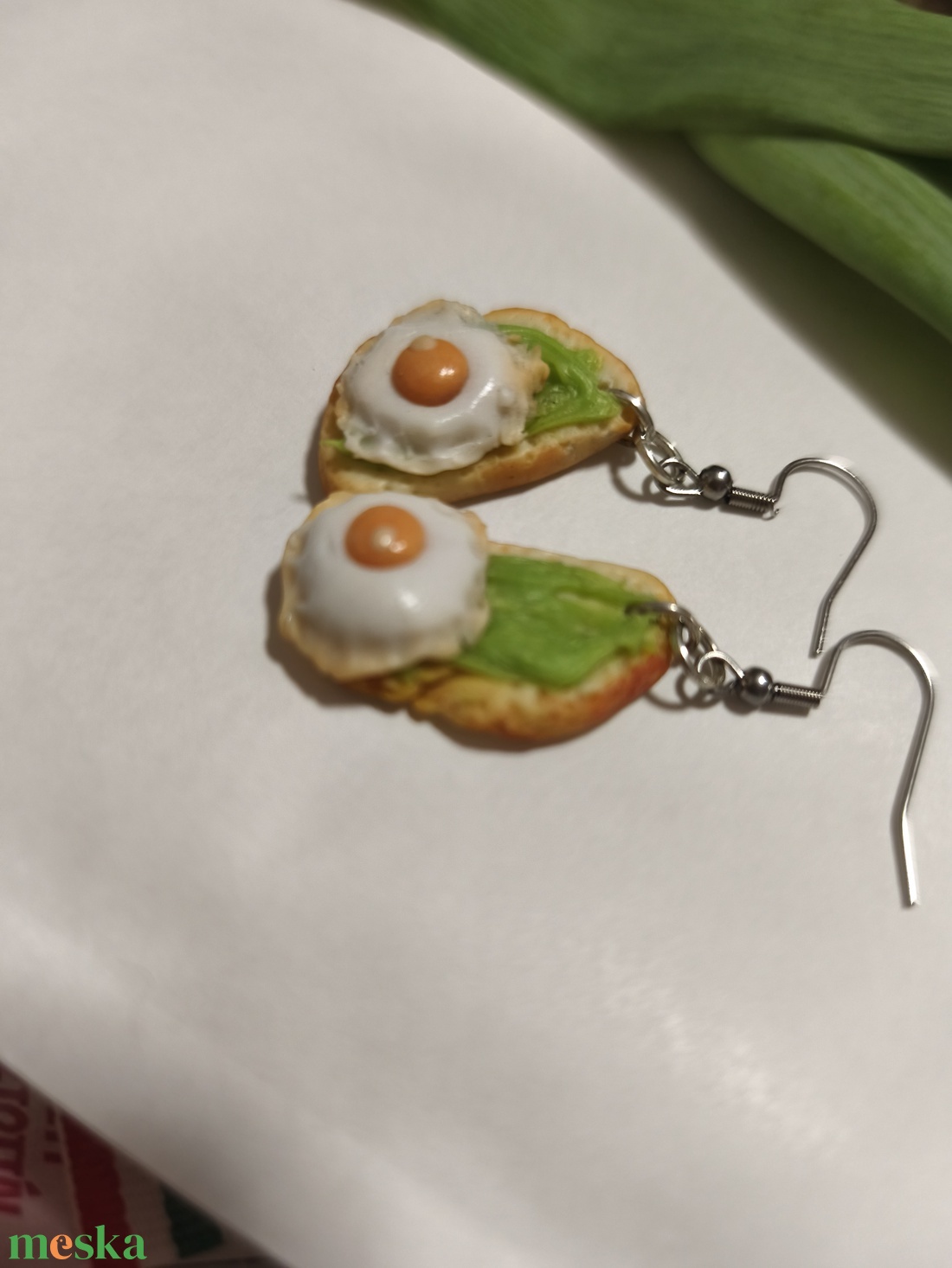 Avokádó krémes kenyér tükörtojással fülbevaló  - ékszer - fülbevaló - lógó fülbevaló - Meska.hu