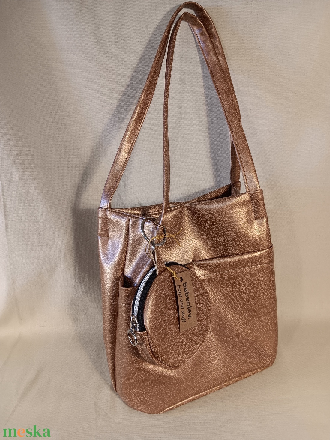 Textilbőr válltáska kis táskadísszel - táska & tok - kézitáska & válltáska - válltáska - Meska.hu