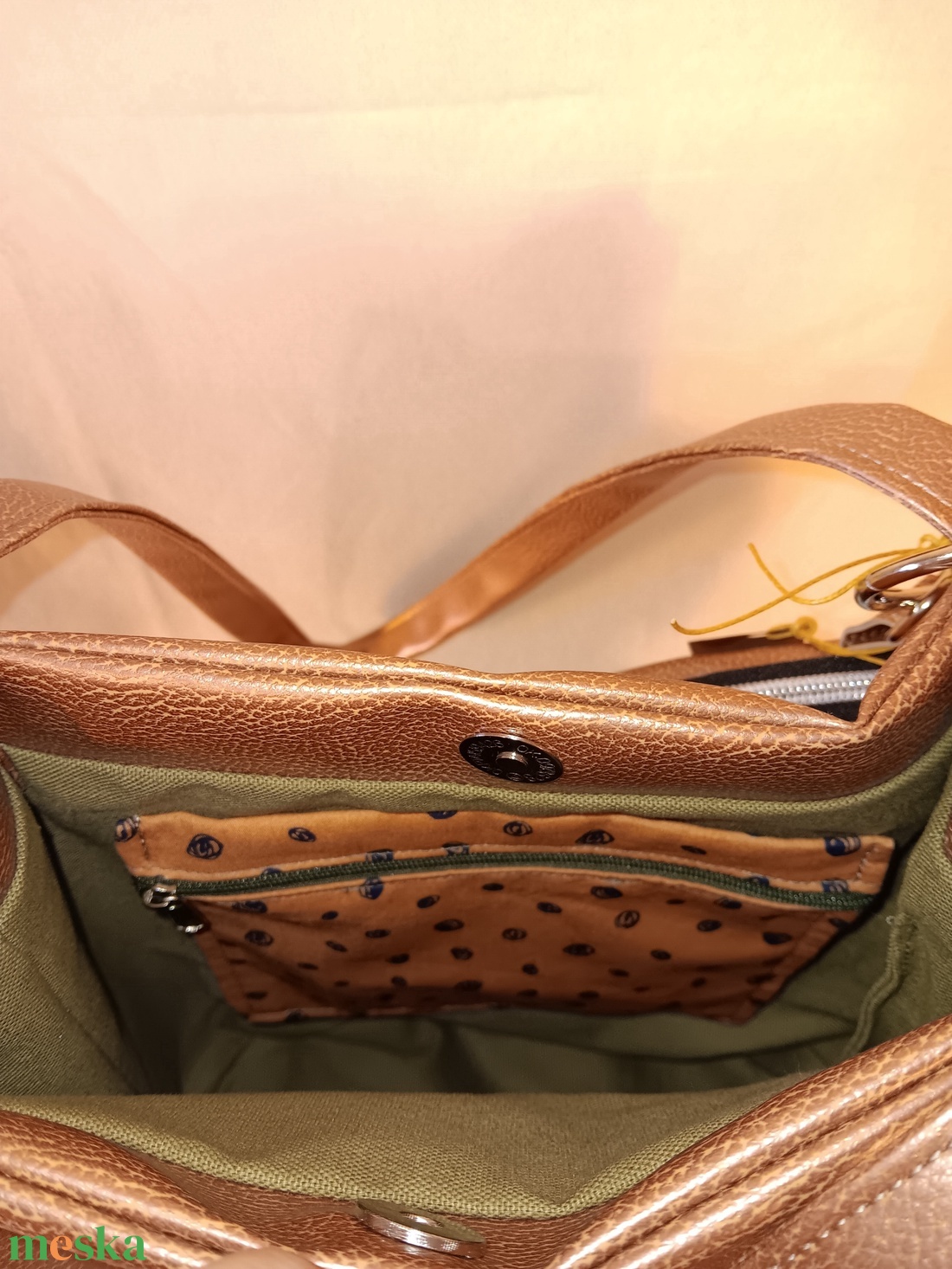 Textilbőr válltáska kis táskadísszel - táska & tok - kézitáska & válltáska - válltáska - Meska.hu