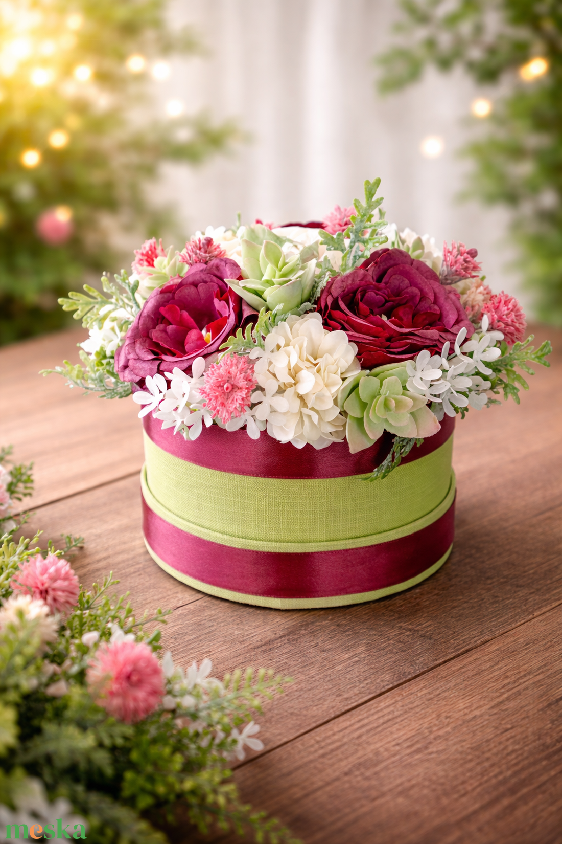 Bordó rózsás asztaldísz zöld dobozban - otthon & életmód - dekoráció - asztal és polc dekoráció - asztaldísz - Meska.hu