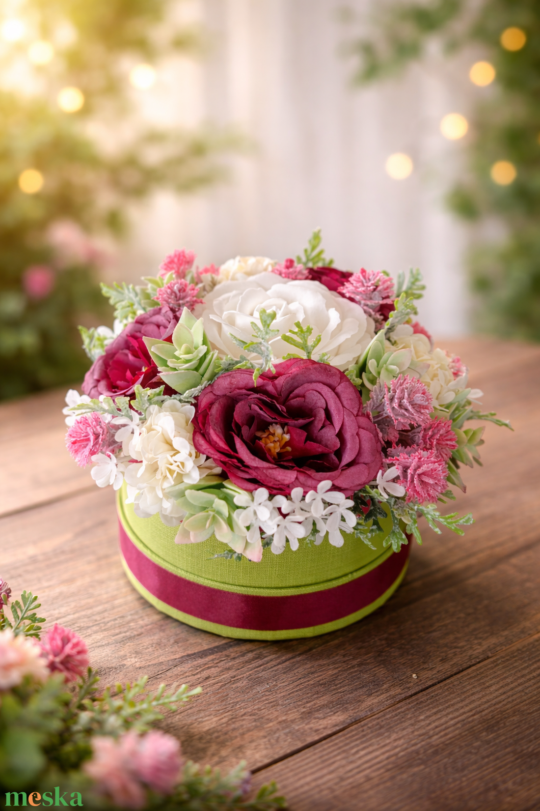 Bordó rózsás asztaldísz zöld dobozban - otthon & életmód - dekoráció - asztal és polc dekoráció - asztaldísz - Meska.hu