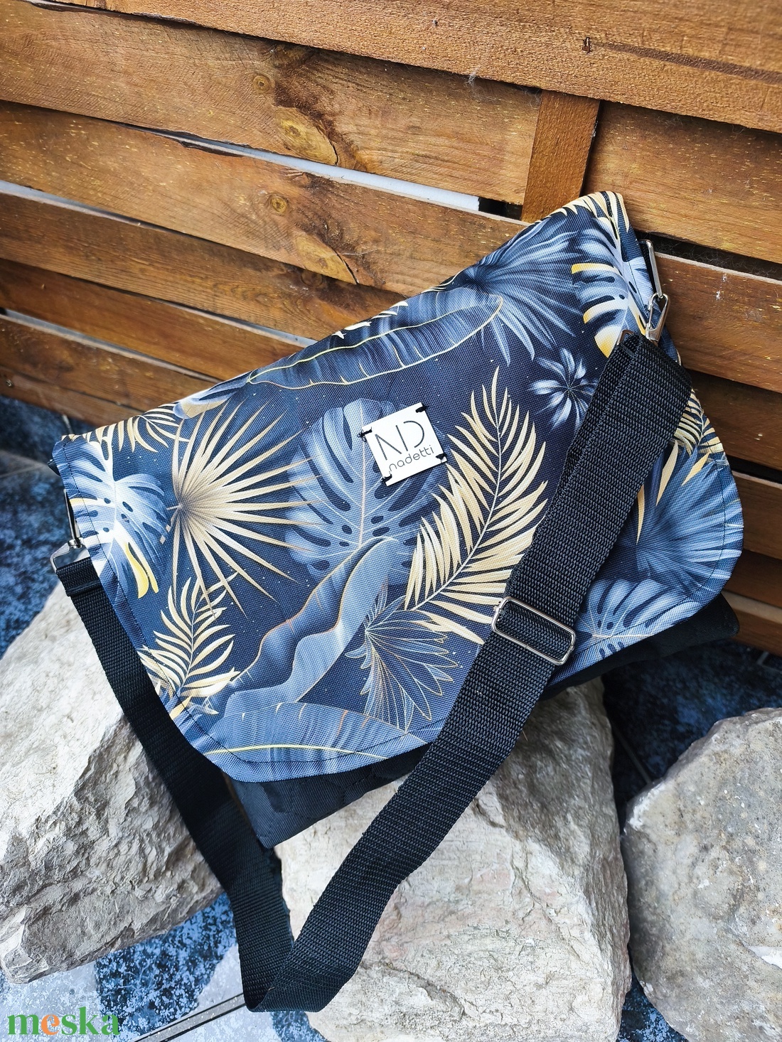 Közepes méretű oldaltáska  - táska & tok - kézitáska & válltáska - vállon átvethető táska - Meska.hu