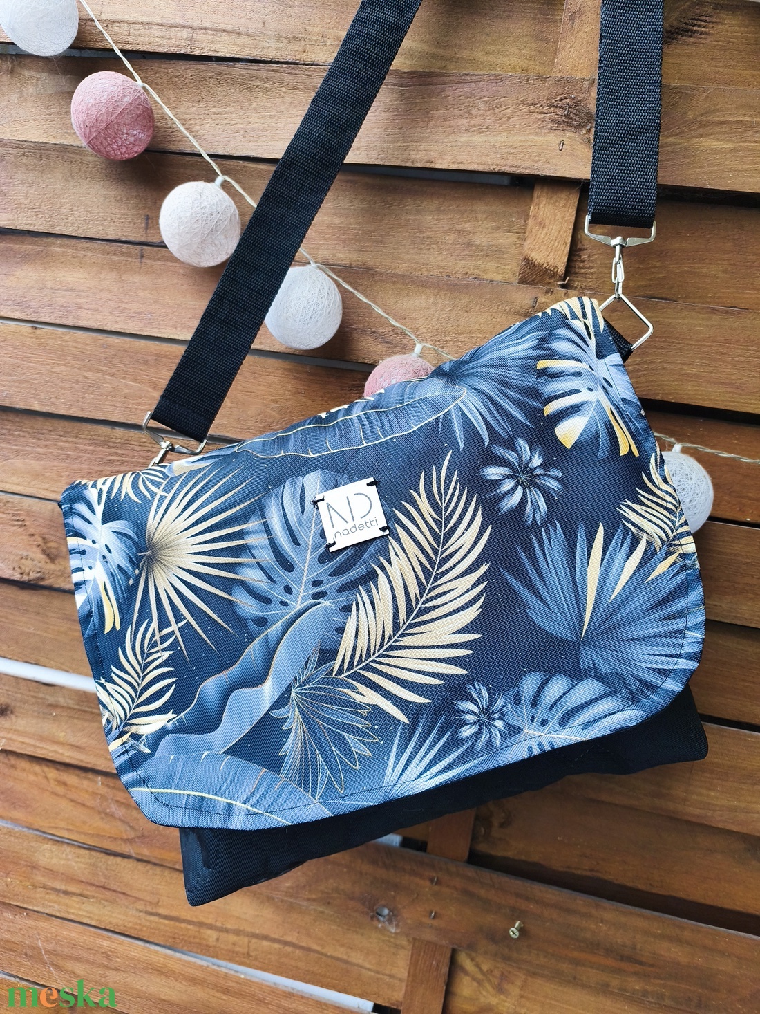 Közepes méretű oldaltáska  - táska & tok - kézitáska & válltáska - vállon átvethető táska - Meska.hu