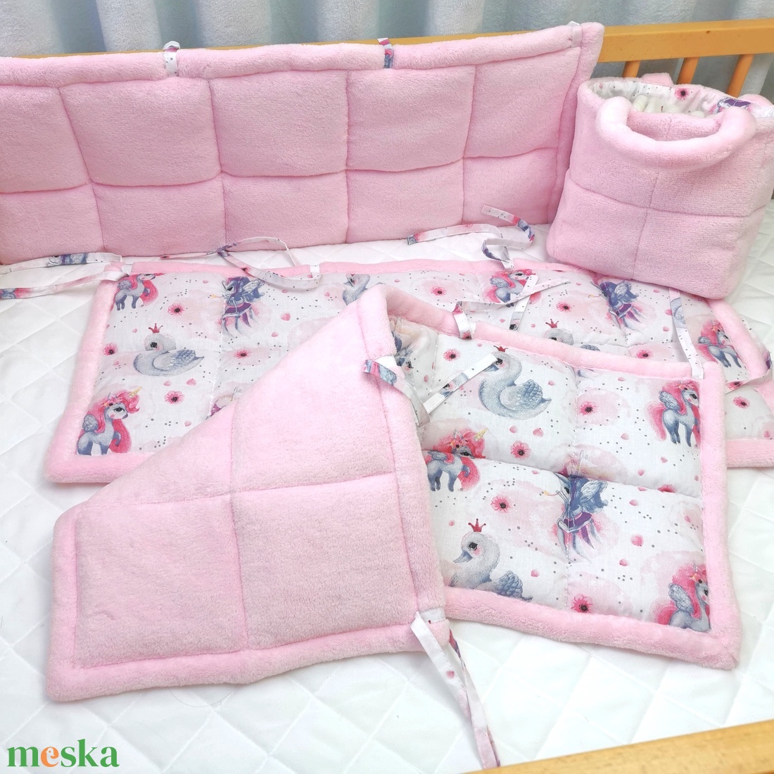 Rácsvédő szett ajándék pelenkatartóval - otthon & életmód - babaszoba, gyerekszoba - rácsvédő & baldachin - Meska.hu Rácsvédő szett ajándék pelenkatartóval - otthon & életmód - babaszoba, gyerekszoba - rácsvédő & baldachin - Meska.hu