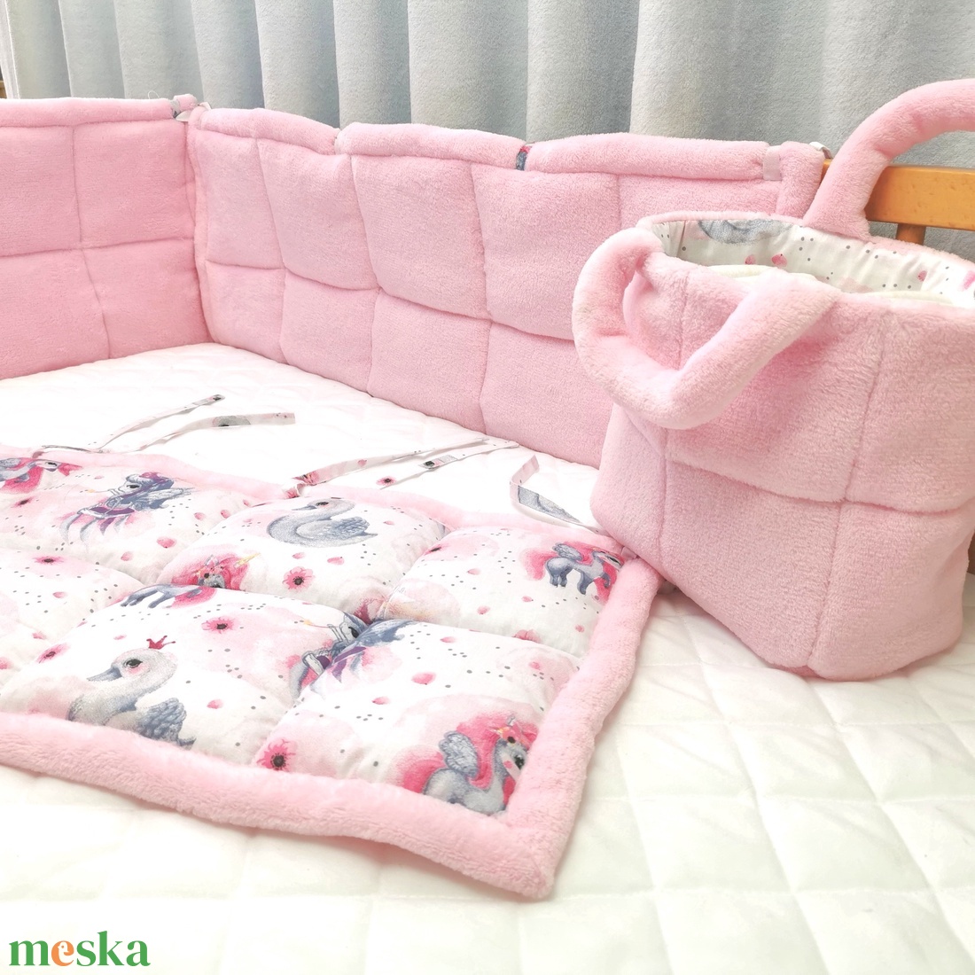 Rácsvédő szett ajándék pelenkatartóval - otthon & életmód - babaszoba, gyerekszoba - rácsvédő & baldachin - Meska.hu Rácsvédő szett ajándék pelenkatartóval - otthon & életmód - babaszoba, gyerekszoba - rácsvédő & baldachin - Meska.hu