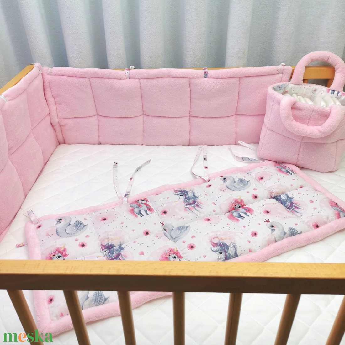 Rácsvédő szett ajándék pelenkatartóval - otthon & életmód - babaszoba, gyerekszoba - rácsvédő & baldachin - Meska.hu Rácsvédő szett ajándék pelenkatartóval - otthon & életmód - babaszoba, gyerekszoba - rácsvédő & baldachin - Meska.hu