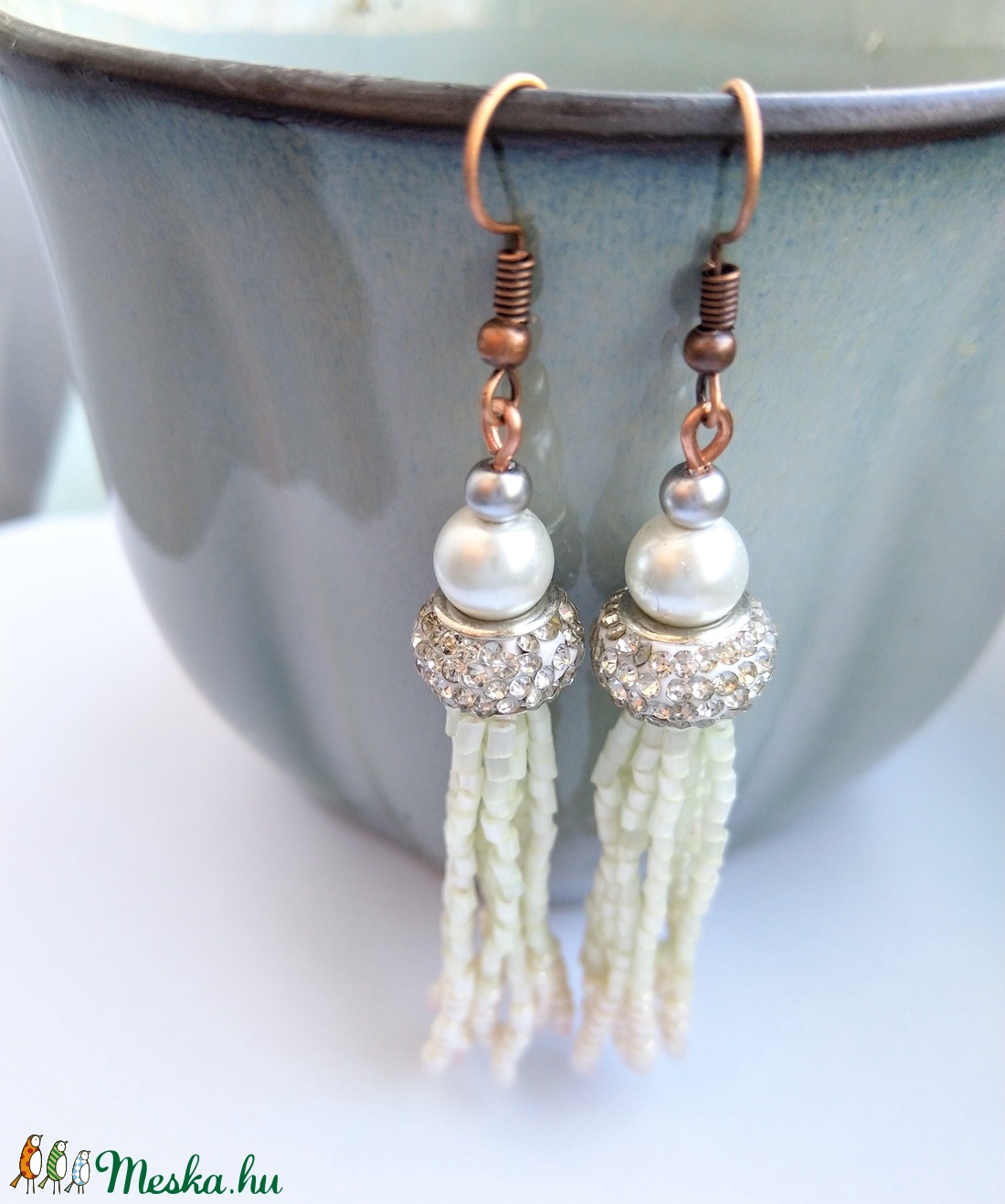 Gyöngyház rózsaszín és halvány menta fürtüs gyöngy fülbevaló strassz gyönggyel - ékszer - fülbevaló - rojtos fülbevaló - Meska.hu