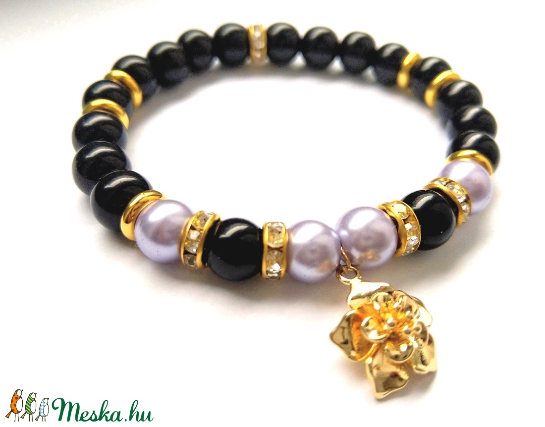 Elegáns aranyvirágos charm karkötő - fekete, lila, arany  - ékszer - karkötő - charm karkötő - Meska.hu