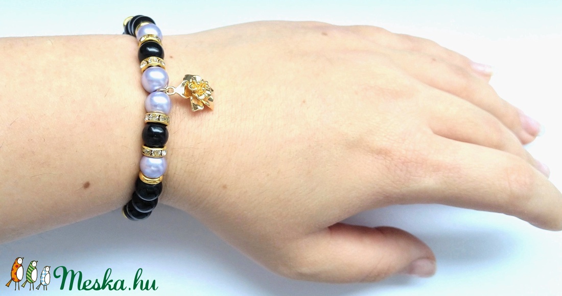 Elegáns aranyvirágos charm karkötő - fekete, lila, arany  - ékszer - karkötő - charm karkötő - Meska.hu