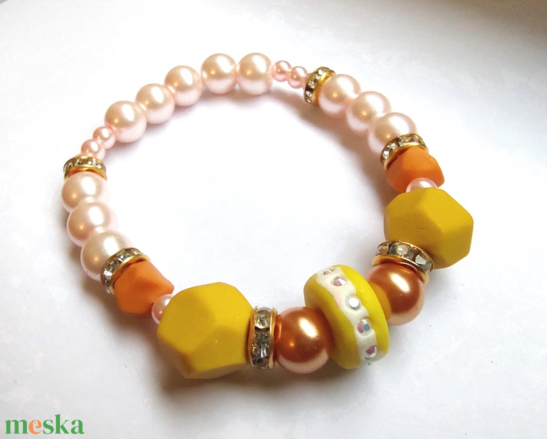 Sárga, narancs, rózsaszín gyöngyház és strasszos arany színű karkötő  - ékszer - karkötő - gyöngyös karkötő - Meska.hu