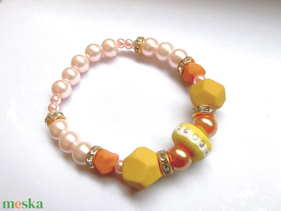Sárga, narancs, rózsaszín gyöngyház és strasszos arany színű karkötő  - ékszer - karkötő - gyöngyös karkötő - Meska.hu