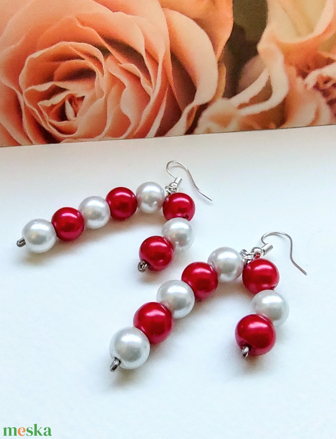 Cukorka formájú karácsonyi füli - Fehér piros tekla gyöngyös ünnepi fülbevaló - ékszer - fülbevaló - lógó fülbevaló - Meska.hu
