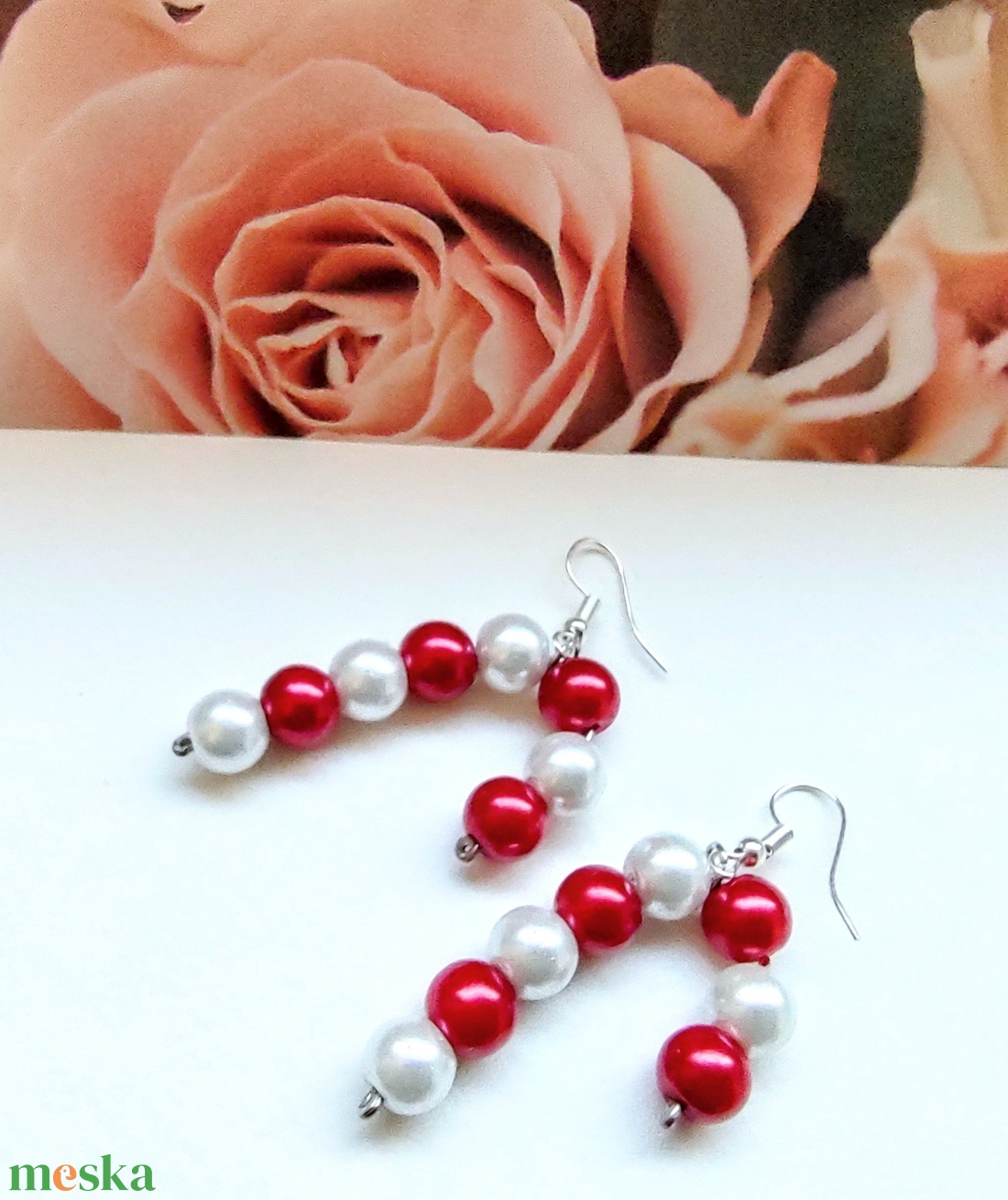 Cukorka formájú karácsonyi füli - Fehér piros tekla gyöngyös ünnepi fülbevaló - ékszer - fülbevaló - lógó fülbevaló - Meska.hu