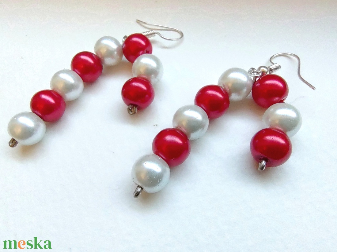 Cukorka formájú karácsonyi füli - Fehér piros tekla gyöngyös ünnepi fülbevaló - ékszer - fülbevaló - lógó fülbevaló - Meska.hu