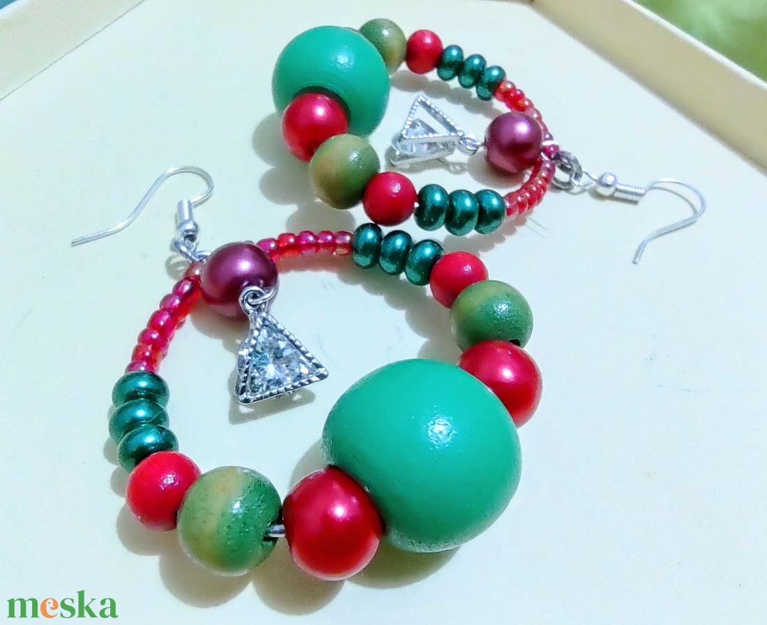 Zöld és piros adventi koszorút idéző gyöngyös fülbevaló csillogó háromszöggel - ékszer - fülbevaló - lógós kerek fülbevaló - Meska.hu