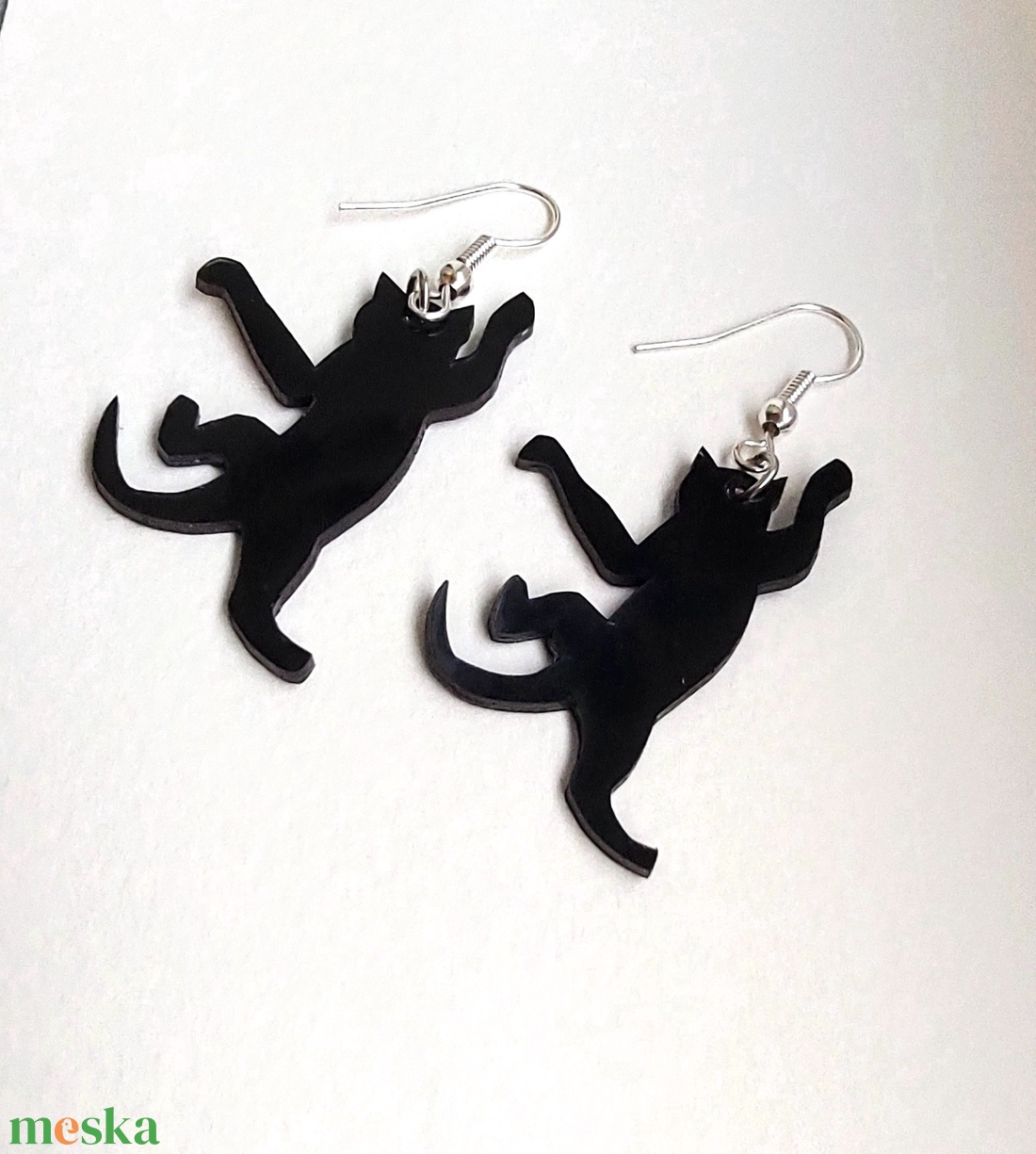 Cicám! - Fekete mászó cica  fülbevaló  - ékszer - fülbevaló - lógó fülbevaló - Meska.hu