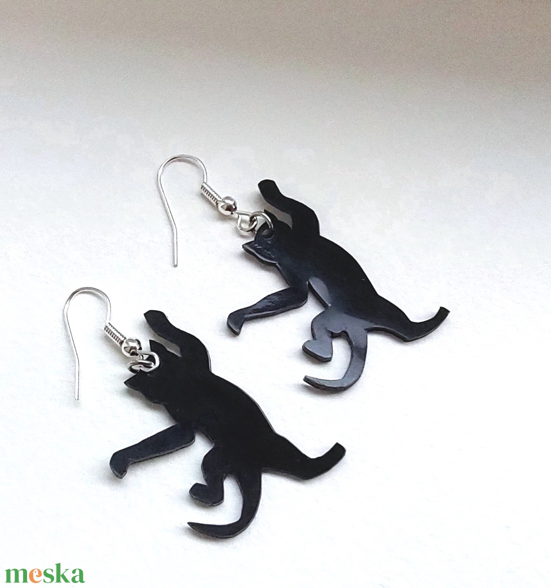 Cicám! - Fekete mászó cica  fülbevaló  - ékszer - fülbevaló - lógó fülbevaló - Meska.hu