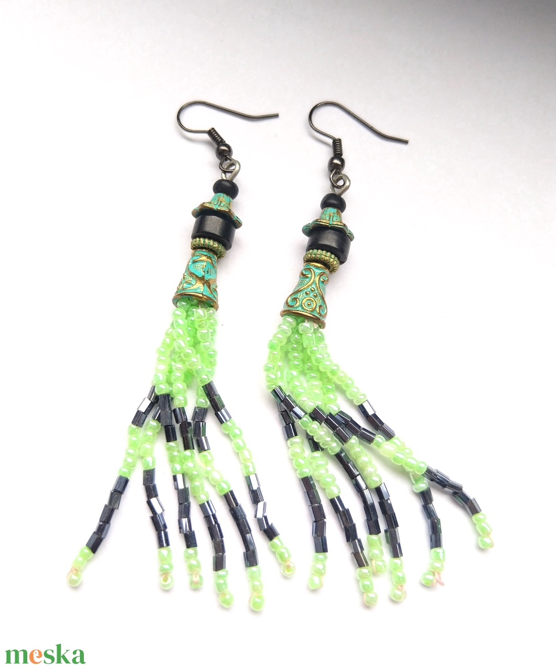 Szolíd fekete és menta fürtös fülbevaló - ékszer - fülbevaló - rojtos fülbevaló - Meska.hu