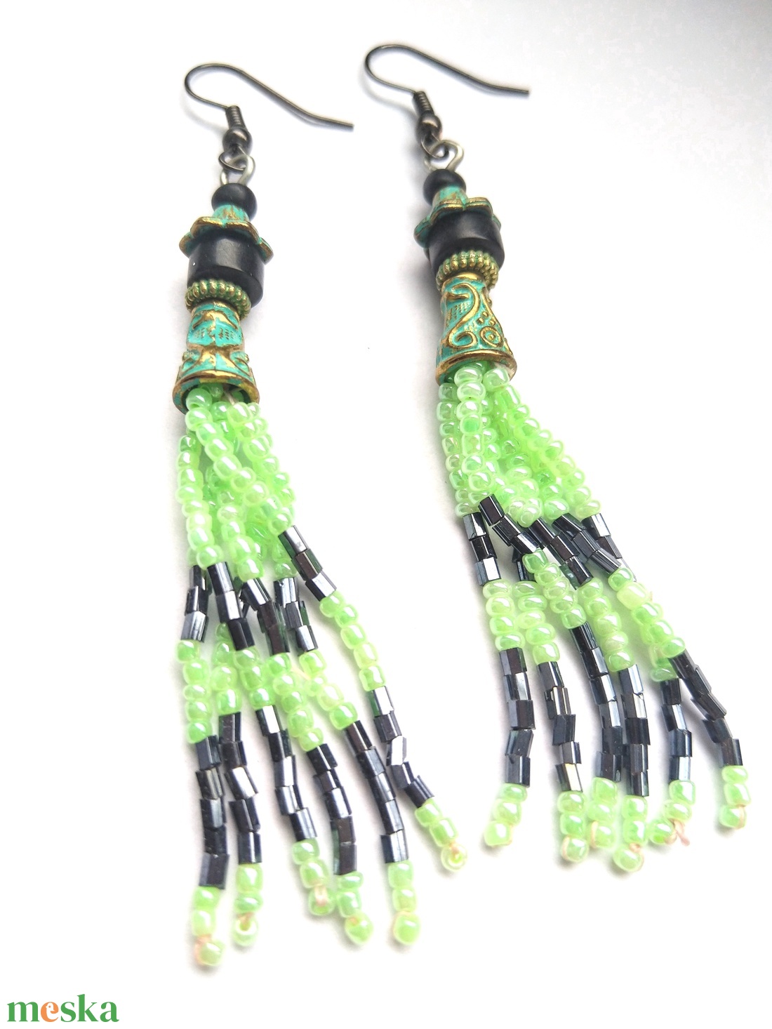 Szolíd fekete és menta fürtös fülbevaló - ékszer - fülbevaló - rojtos fülbevaló - Meska.hu