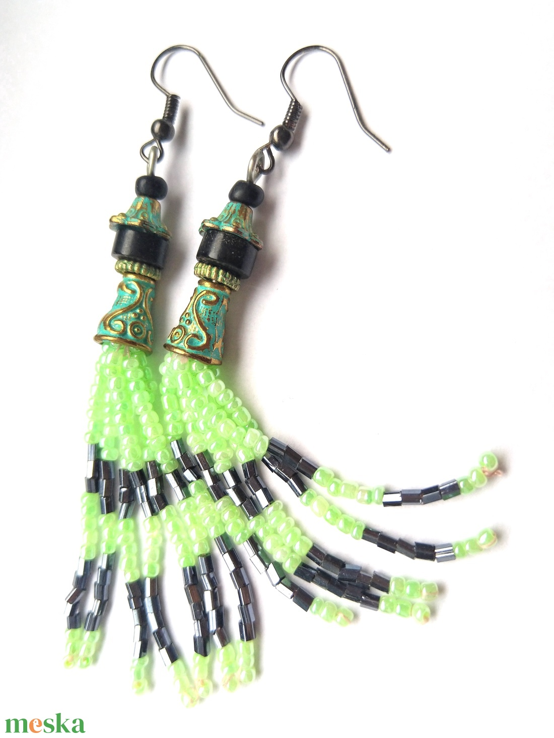 Szolíd fekete és menta fürtös fülbevaló - ékszer - fülbevaló - rojtos fülbevaló - Meska.hu