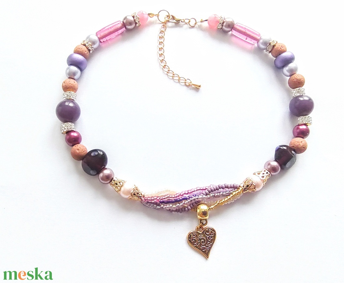 Rózsaszín, lila, barna -  tarka gyöngy nyaklánc - arany színű szív medállal a közepén  - ékszer - nyaklánc - gyöngyös nyaklánc - Meska.hu