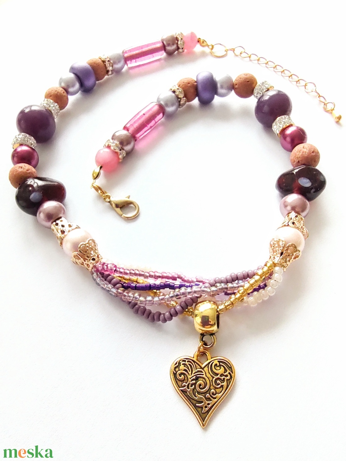 Rózsaszín, lila, barna -  tarka gyöngy nyaklánc - arany színű szív medállal a közepén  - ékszer - nyaklánc - gyöngyös nyaklánc - Meska.hu