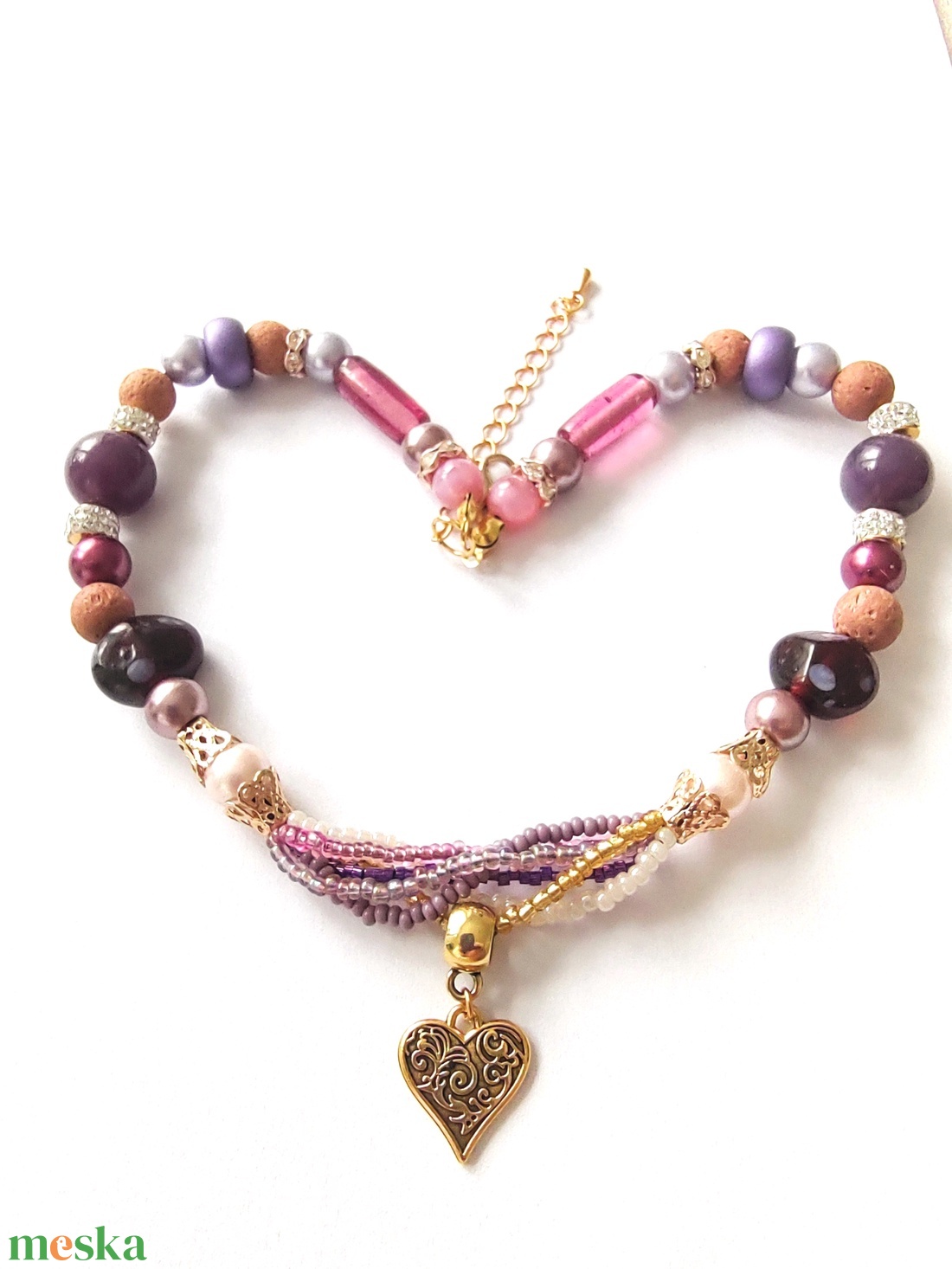 Rózsaszín, lila, barna -  tarka gyöngy nyaklánc - arany színű szív medállal a közepén  - ékszer - nyaklánc - gyöngyös nyaklánc - Meska.hu