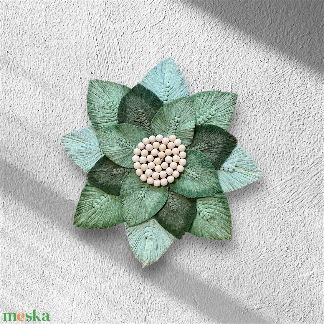 Makramé virág fali dekoráció, természetes anyagokból, föld színekben. Modern makramé fali dísz nappaliba, hálószobába   - otthon & életmód - dekoráció - fali és függő dekoráció - falra akasztható dekor - Meska.hu