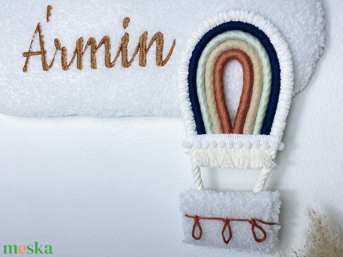 Névre szóló hímzett bárányfelhő fali dekoráció makramé hőlégballonnal - két méretben - baba - mama - babaszoba dekoráció - babanév dekoráció - Meska.hu