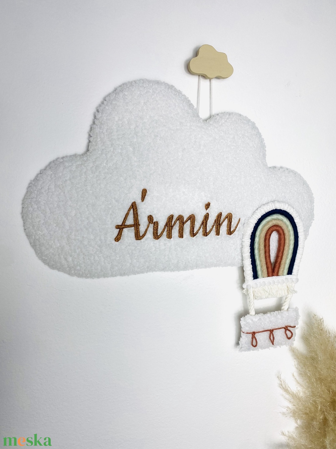 Névre szóló hímzett bárányfelhő fali dekoráció makramé hőlégballonnal - két méretben - baba - mama - babaszoba dekoráció - babanév dekoráció - Meska.hu