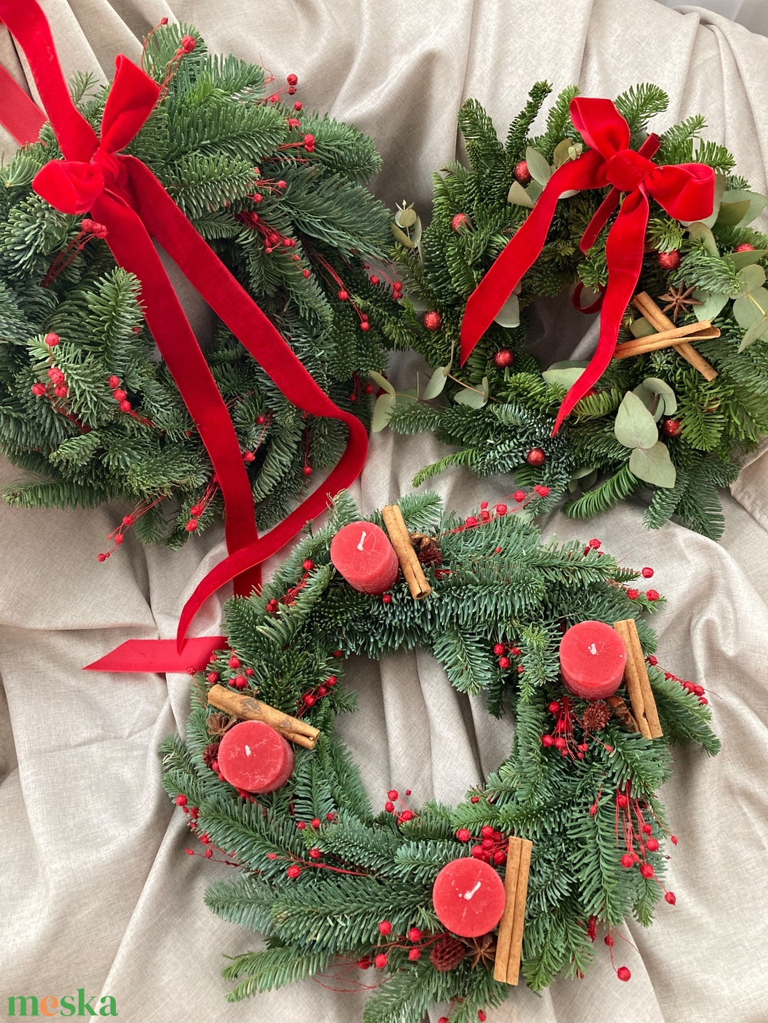 Élő fenyős kopogtató piros színben, Klasszikus Karácsony - karácsony - adventi díszek - adventi ajtódísz - Meska.hu