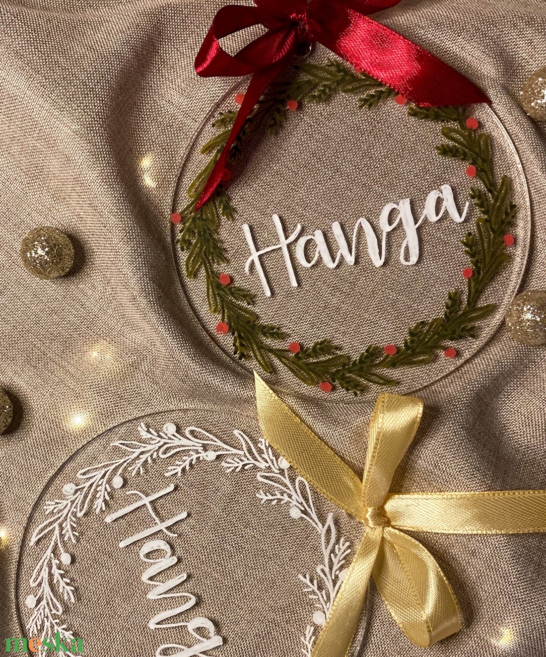 Egyedi neves plexi karácsonyfadísz szaténszalaggal  - karácsony - karácsonyi lakásdekoráció - karácsonyfadíszek - Meska.hu