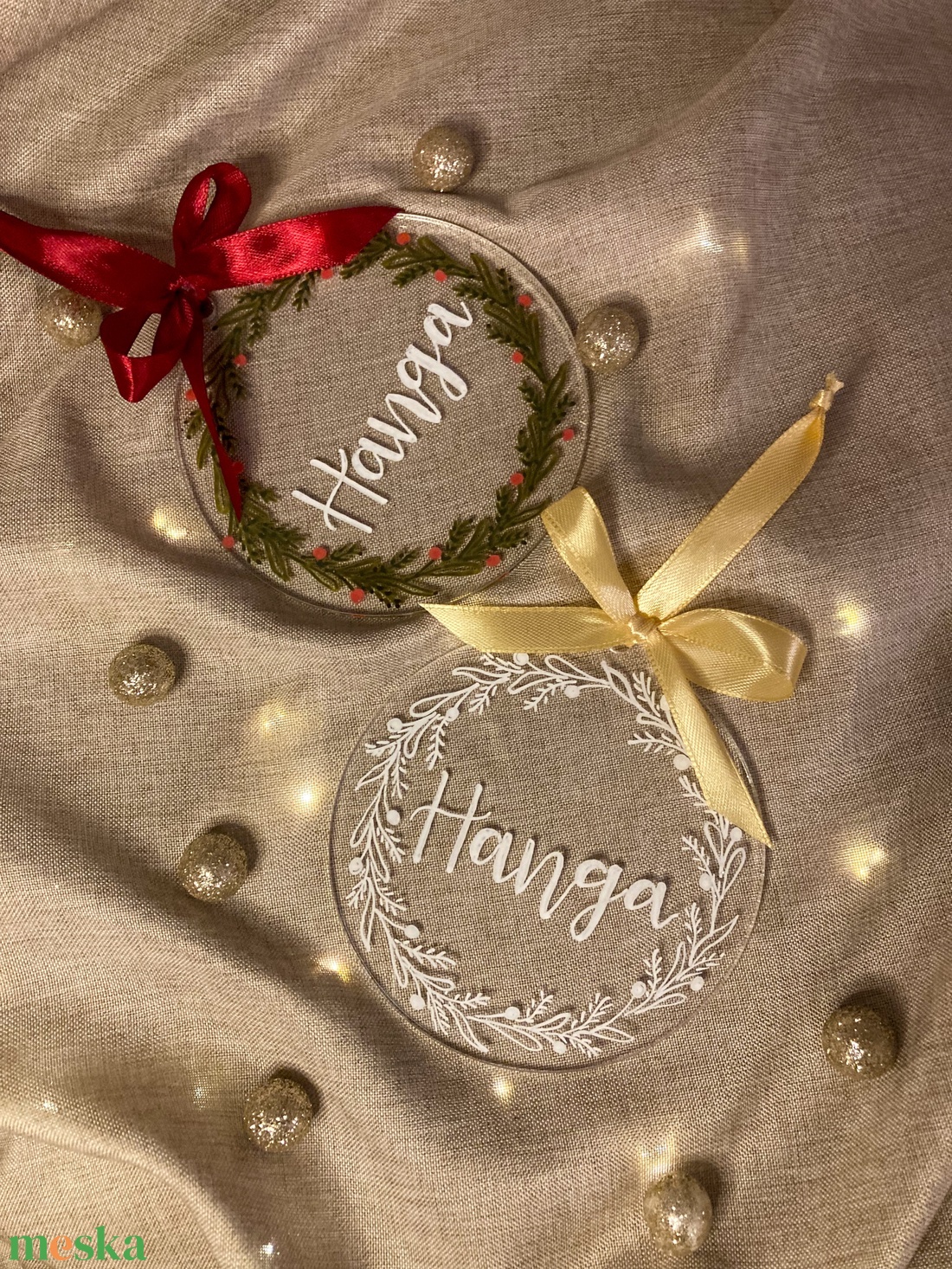 Egyedi neves plexi karácsonyfadísz szaténszalaggal  - karácsony - karácsonyi lakásdekoráció - karácsonyfadíszek - Meska.hu