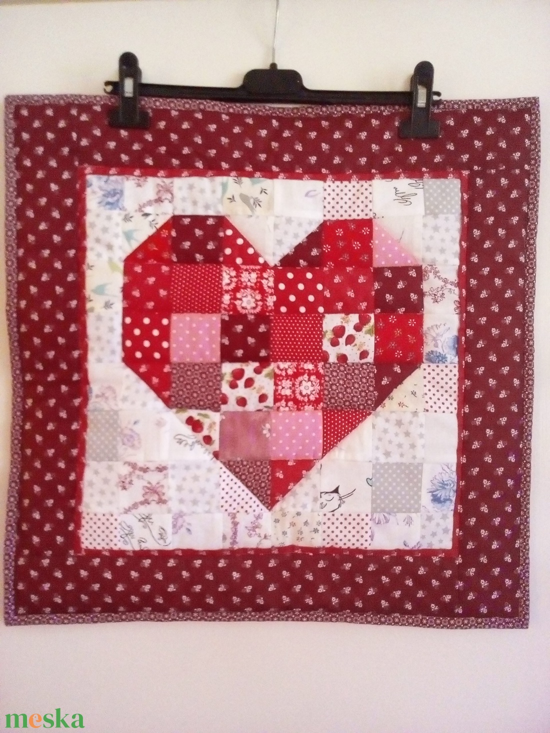 Szívecskés patchwork falikép - otthon & életmód - dekoráció - fali és függő dekoráció - falra akasztható dekor - Meska.hu Szívecskés patchwork falikép - otthon & életmód - dekoráció - fali és függő dekoráció - falra akasztható dekor - Meska.hu