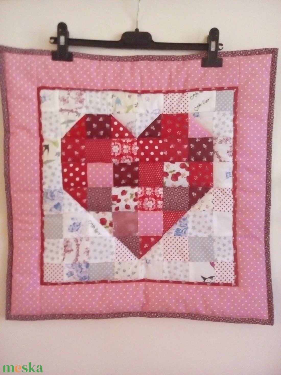 Szívecskés patchwork falikép - otthon & életmód - dekoráció - fali és függő dekoráció - falra akasztható dekor - Meska.hu Szívecskés patchwork falikép - otthon & életmód - dekoráció - fali és függő dekoráció - falra akasztható dekor - Meska.hu